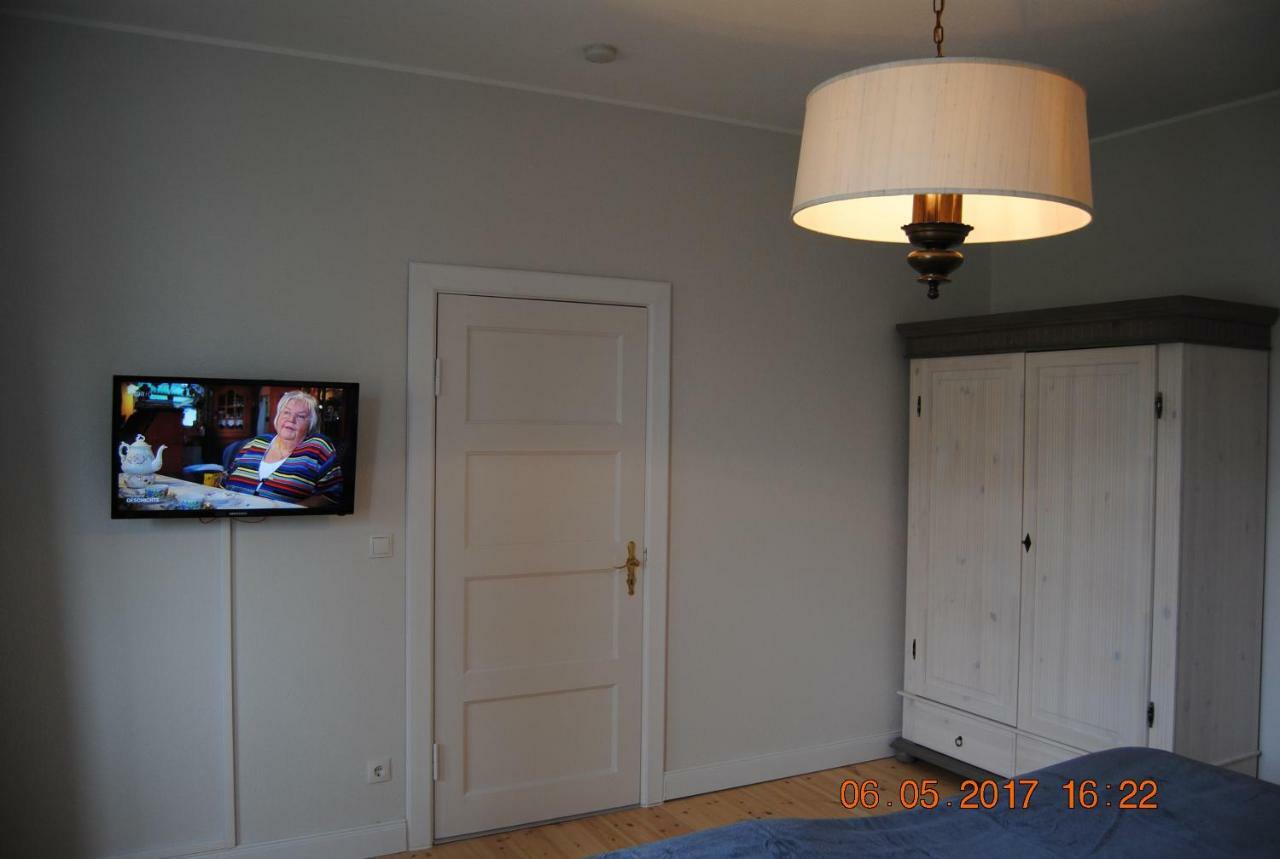 Ruhige Ferienwohnung In Der City Koenigswohnung Kiel Exteriör bild